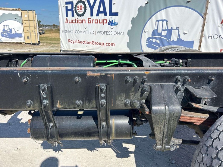 2018-freightliner-m2-106-image-28