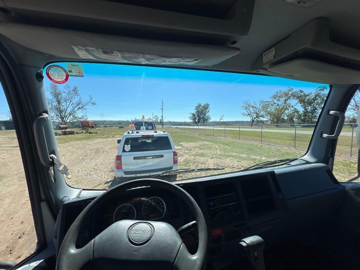 2015-isuzu-nrr-image-31