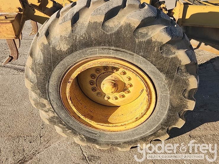 1995-deere-670b-image-13