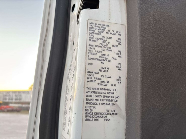 2017-freightliner-114sd-image-6