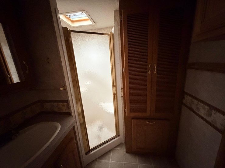 #2250-•-2005-nu-wa-hitchhiker-ii-ls-fifth-wheel-travel-trailer-image-35