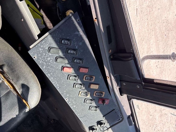 2008-freightliner-b2-image-16