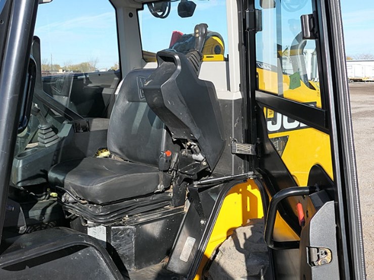 2017-jcb-3ts-8w-image-24