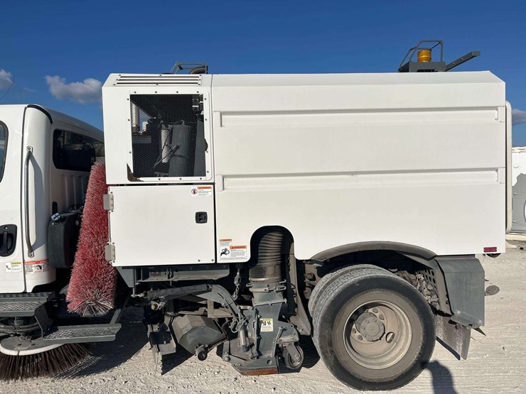 2020-freightliner-m2-106-image-20