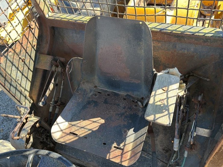 1985-john-deere-640c-image-18