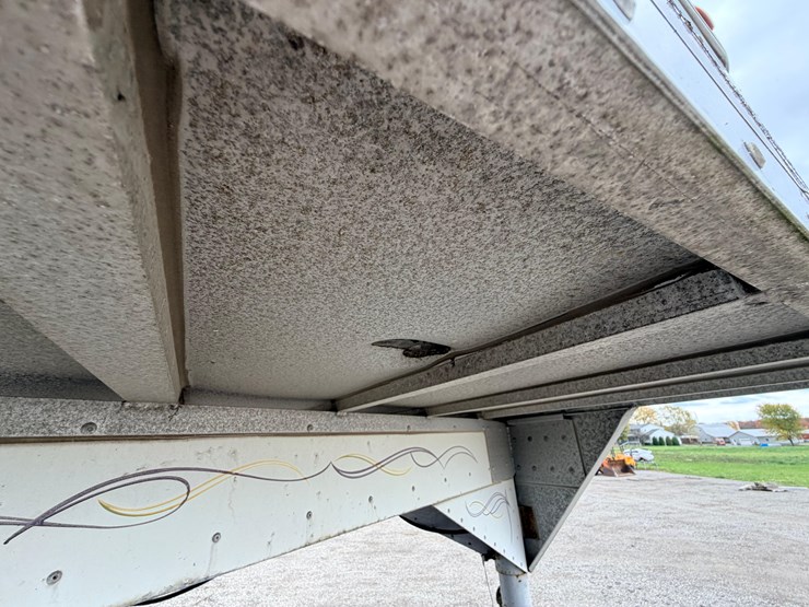 #2153-•-s&s-gooseneck-horse-trailer-image-25