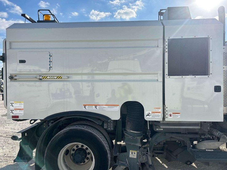 2020-freightliner-m2-106-image-23