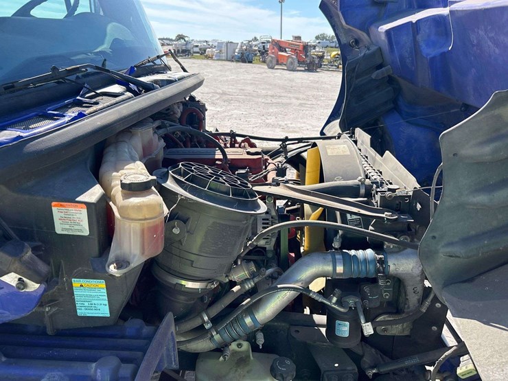 2018-freightliner-m2-106-image-10