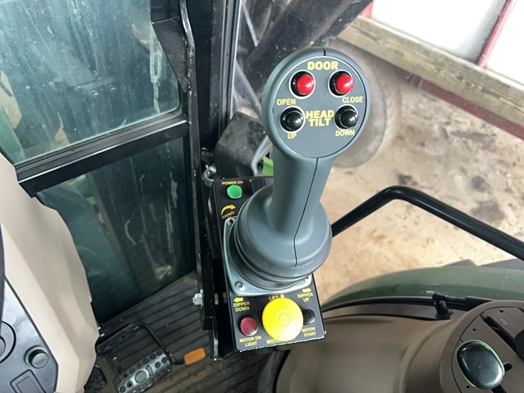 john-deere-6135e-image-9