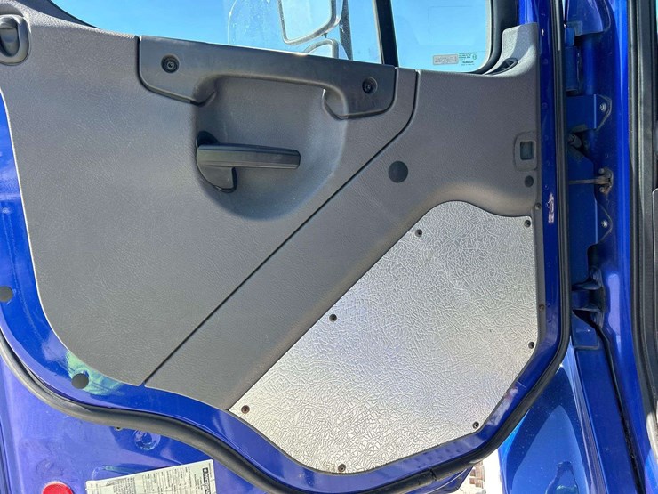 2018-freightliner-m2-106-image-15