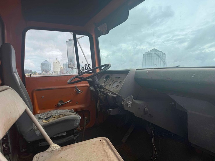 1973-ford-800-image-12