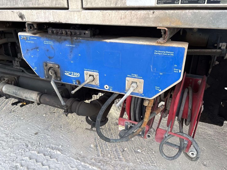 2017-freightliner-114sd-image-17