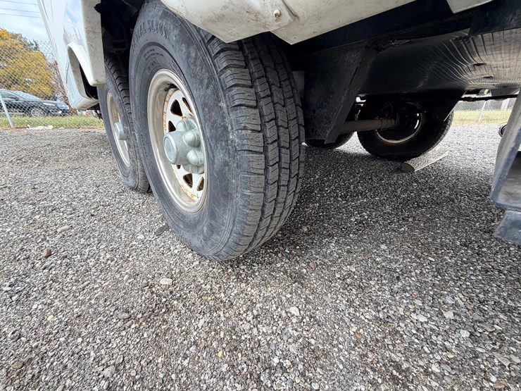 #2250-•-2005-nu-wa-hitchhiker-ii-ls-fifth-wheel-travel-trailer-image-10