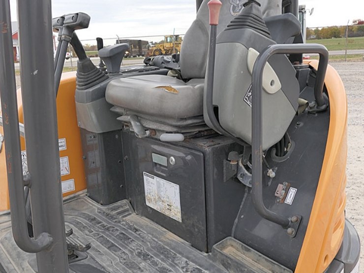 2019-case-cx37c-image-21