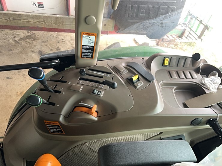 john-deere-6135e-image-10