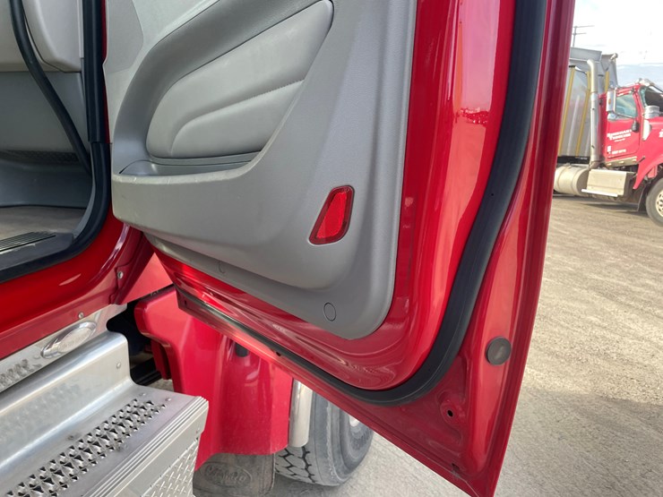 #3822-•-2019-peterbilt-heavy-rotator-truck-(has-mn-title-in-delay,-may-take-6-8-weeks)-image-38