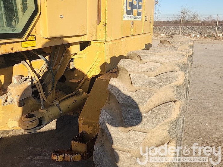 1995-deere-670b-image-19