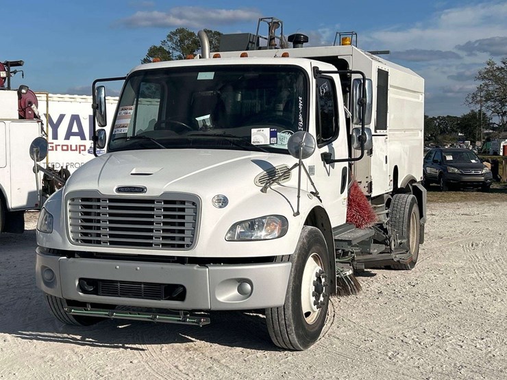 2020-freightliner-m2-106-image-1