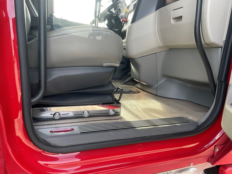 #3822-•-2019-peterbilt-heavy-rotator-truck-(has-mn-title-in-delay,-may-take-6-8-weeks)-image-37