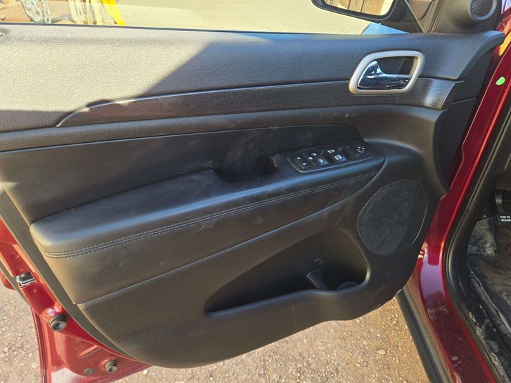 2017-jeep-grand-cherokee-laredo-image-11