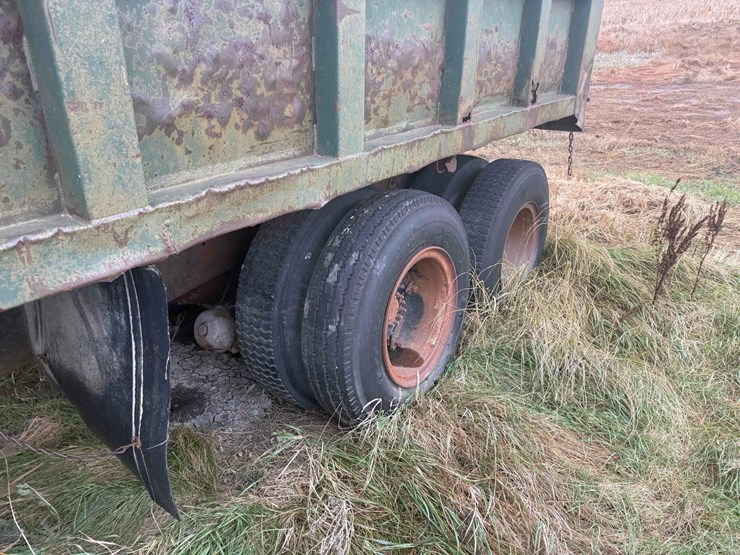 1973-ford-800-image-7