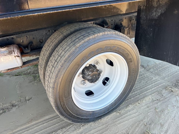 2015-isuzu-nrr-image-13