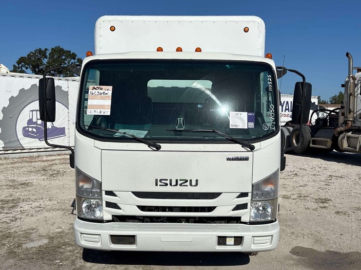2016-isuzu-npr-image-40