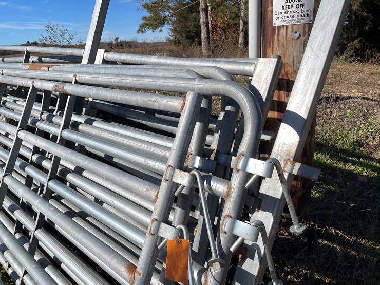 #5924a-•-galvanized-corral-with-walk-through-gate-image-10