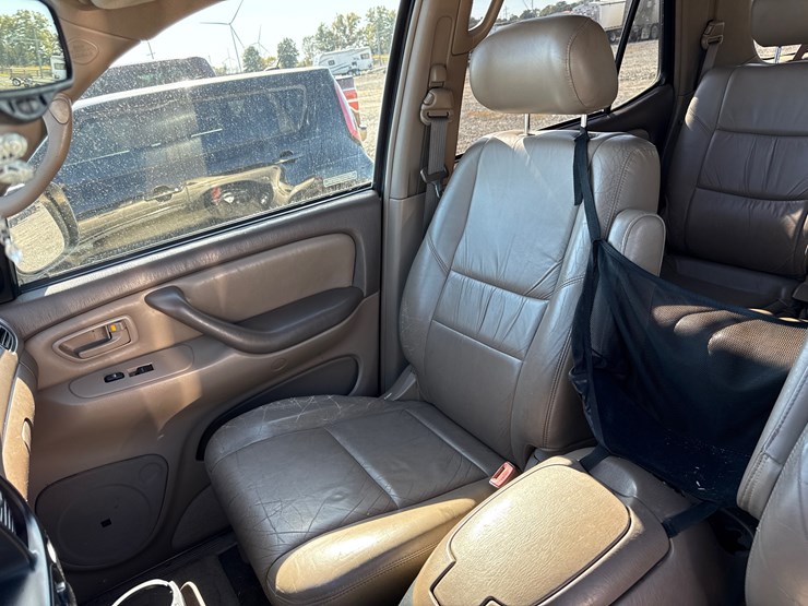 2004-toyota-sequoia-image-28