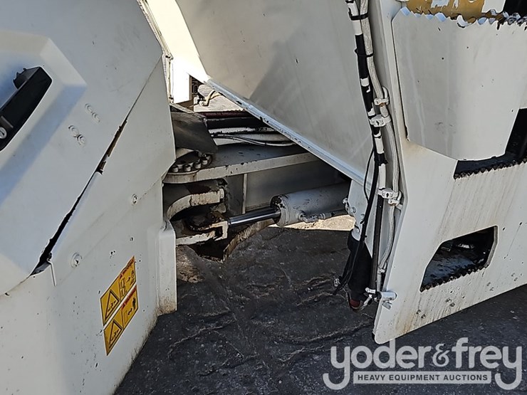 2014-caterpillar-cb54xw-image-9