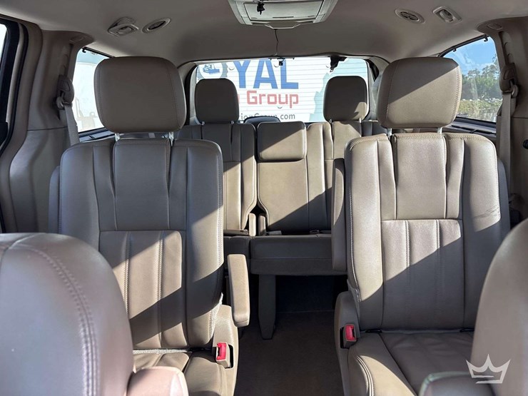 2013-chrysler-town-&-country-image-13