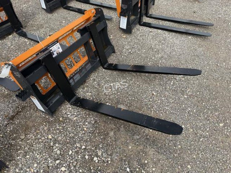 #117-•-land-honor-skid-steer-42"-pallet-forks-image-1
