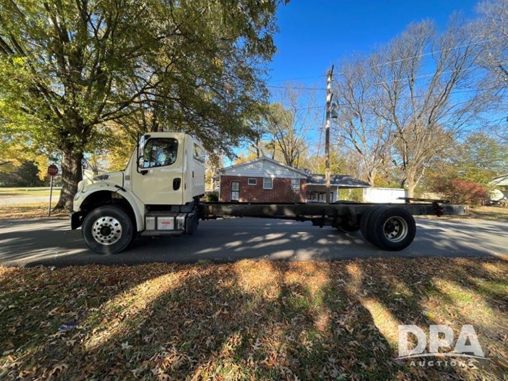 2018-freightliner-m2-106-image-7