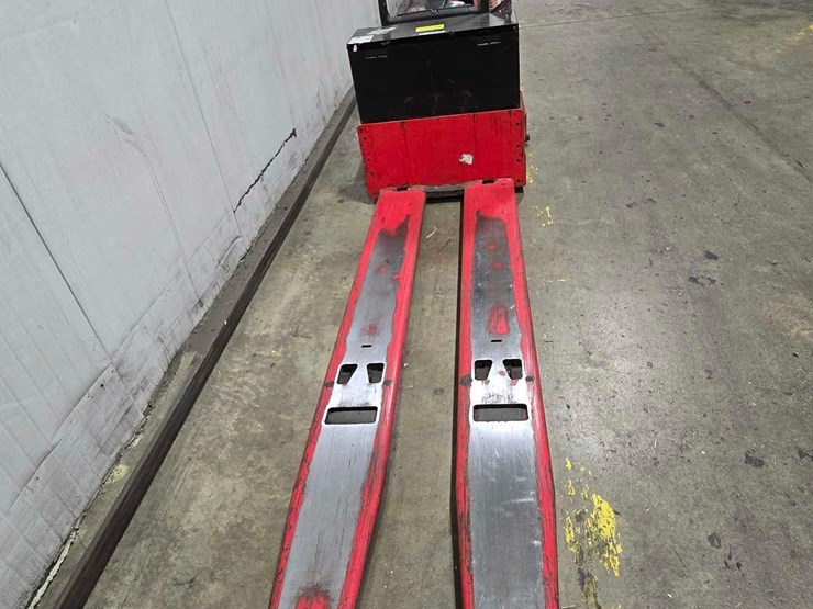 2012-raymond-8400-image-3