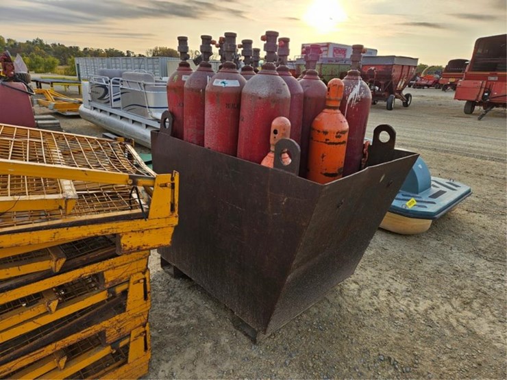 #3153-•-14-carbon-dioxide-tanks-&-bin-image-5