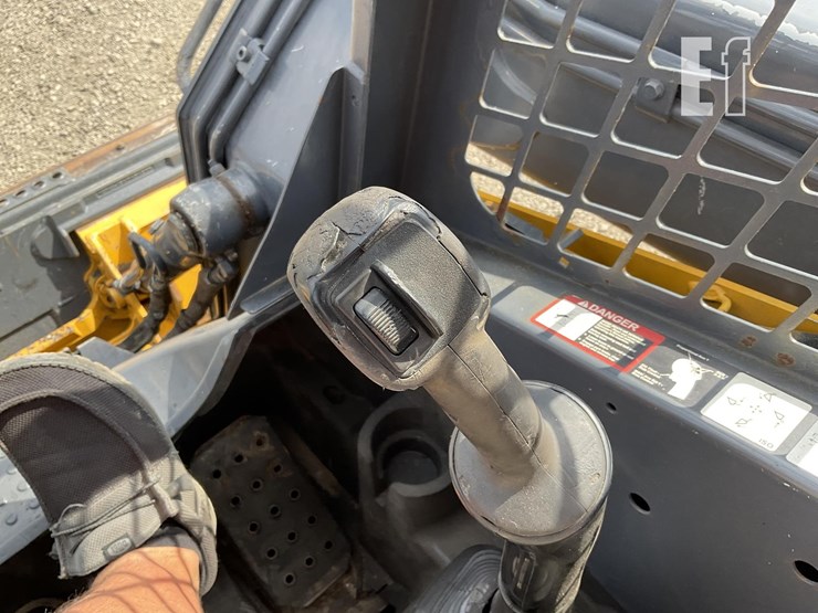 2015-deere-319e-image-18