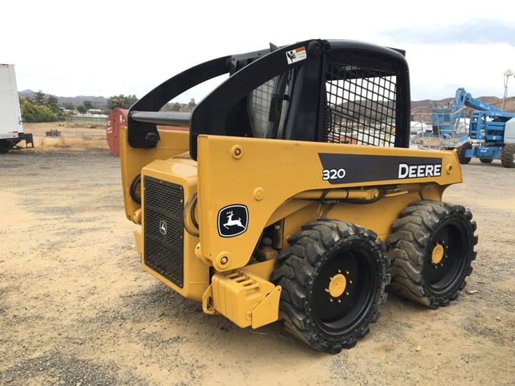 2005-john-deere-320-image-3
