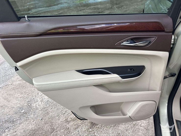 2013-cadillac-srx-image-18