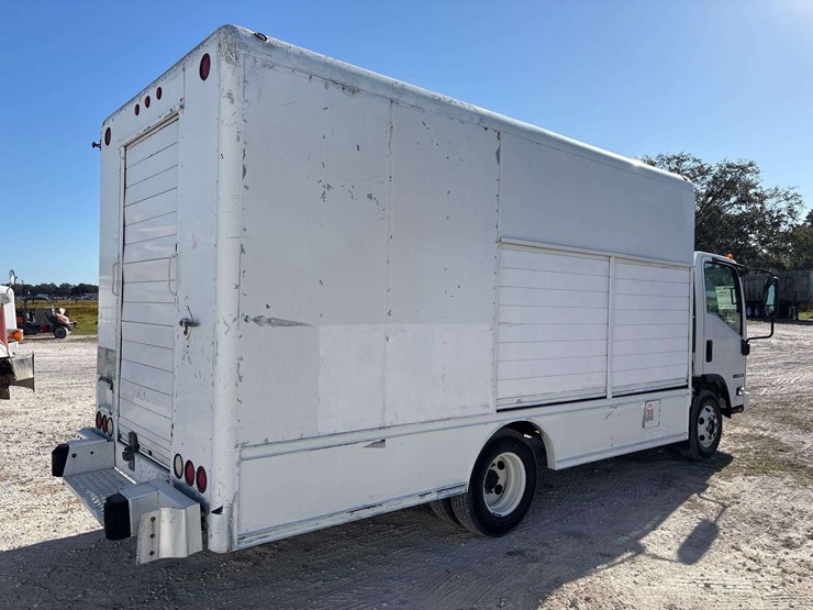 2016-isuzu-npr-image-3