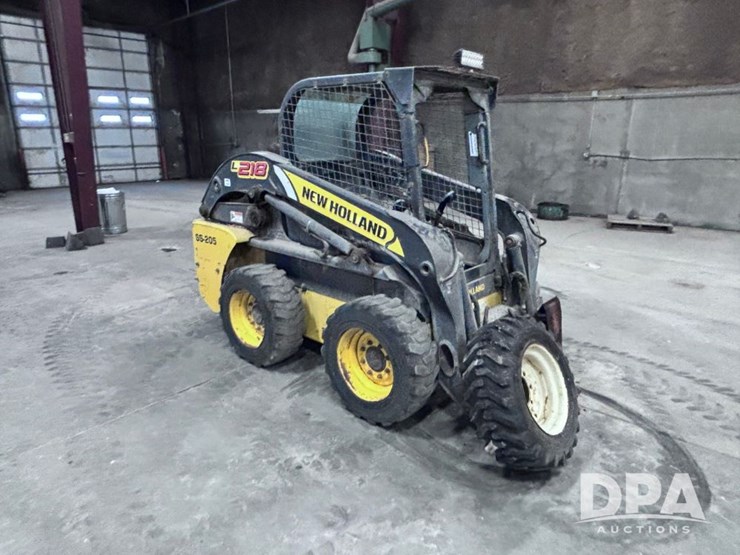 2011-new-holland-l218-image-1