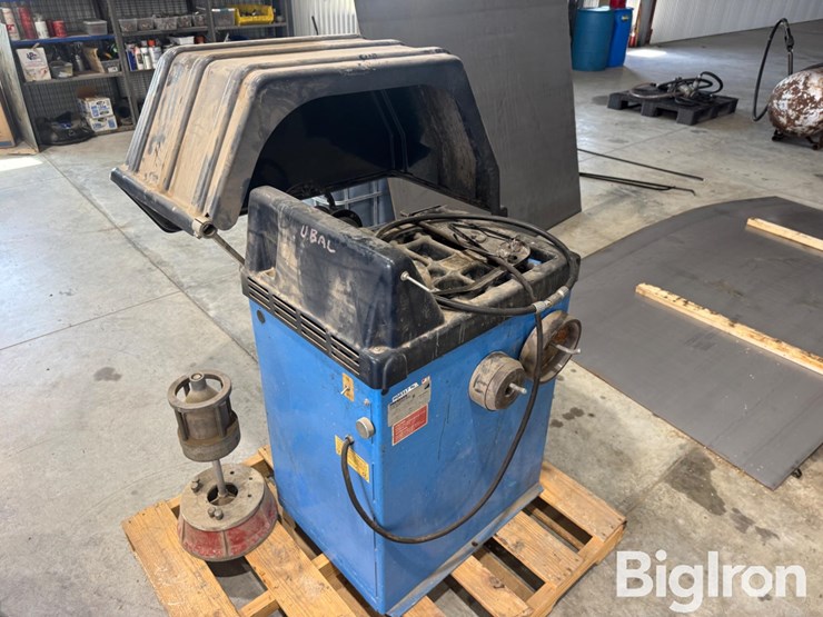 1997-geodyna-40-tire-balancer-image-1