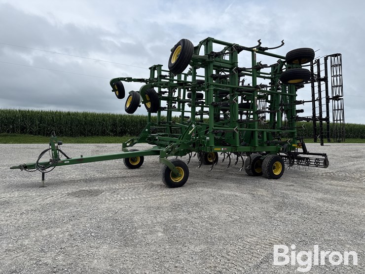 john-deere-2210-image-1