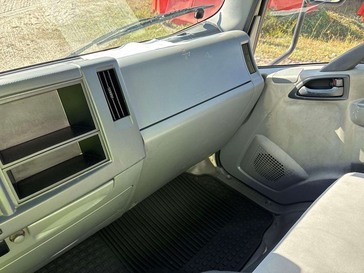 2016-isuzu-npr-image-35