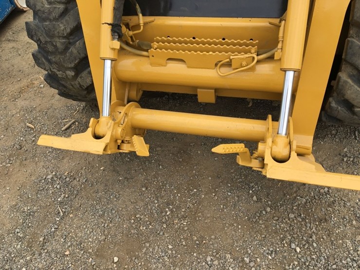 2005-john-deere-320-image-9