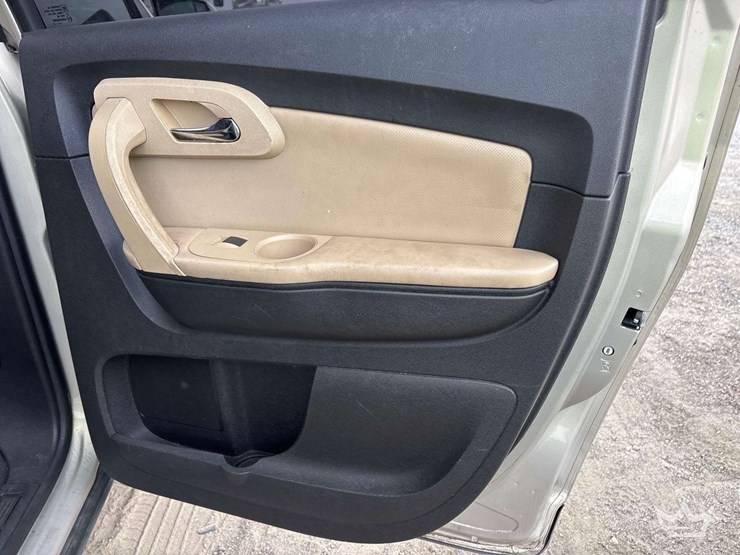 2010-chevrolet-traverse-image-24