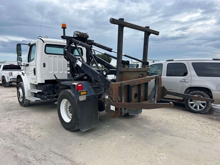 2005-freightliner-m2-106-image-4