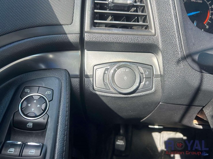 2017-ford-explorer-image-15