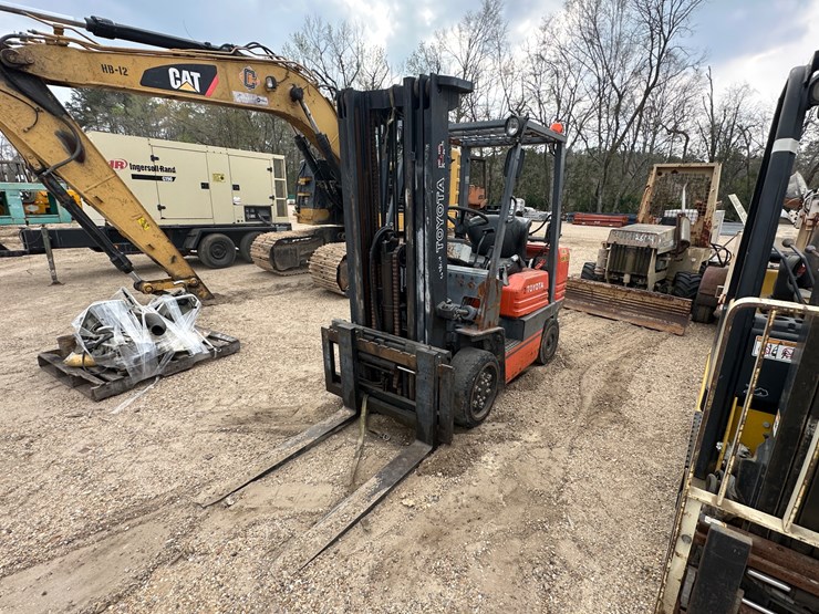 #2604-•-toyota-sgc30-forklift-|-parts/repairs-image-1