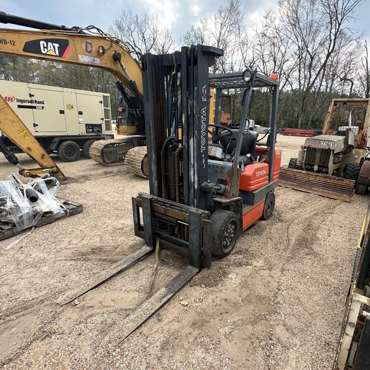 #2604 • TOYOTA SGC30 FORKLIFT | PARTS/REPAIRS