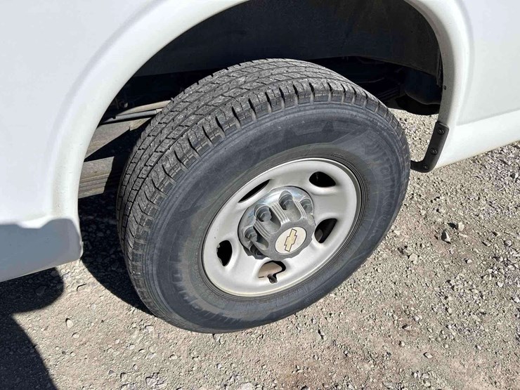 2012-chevrolet-express-3500-passenger-van-image-22